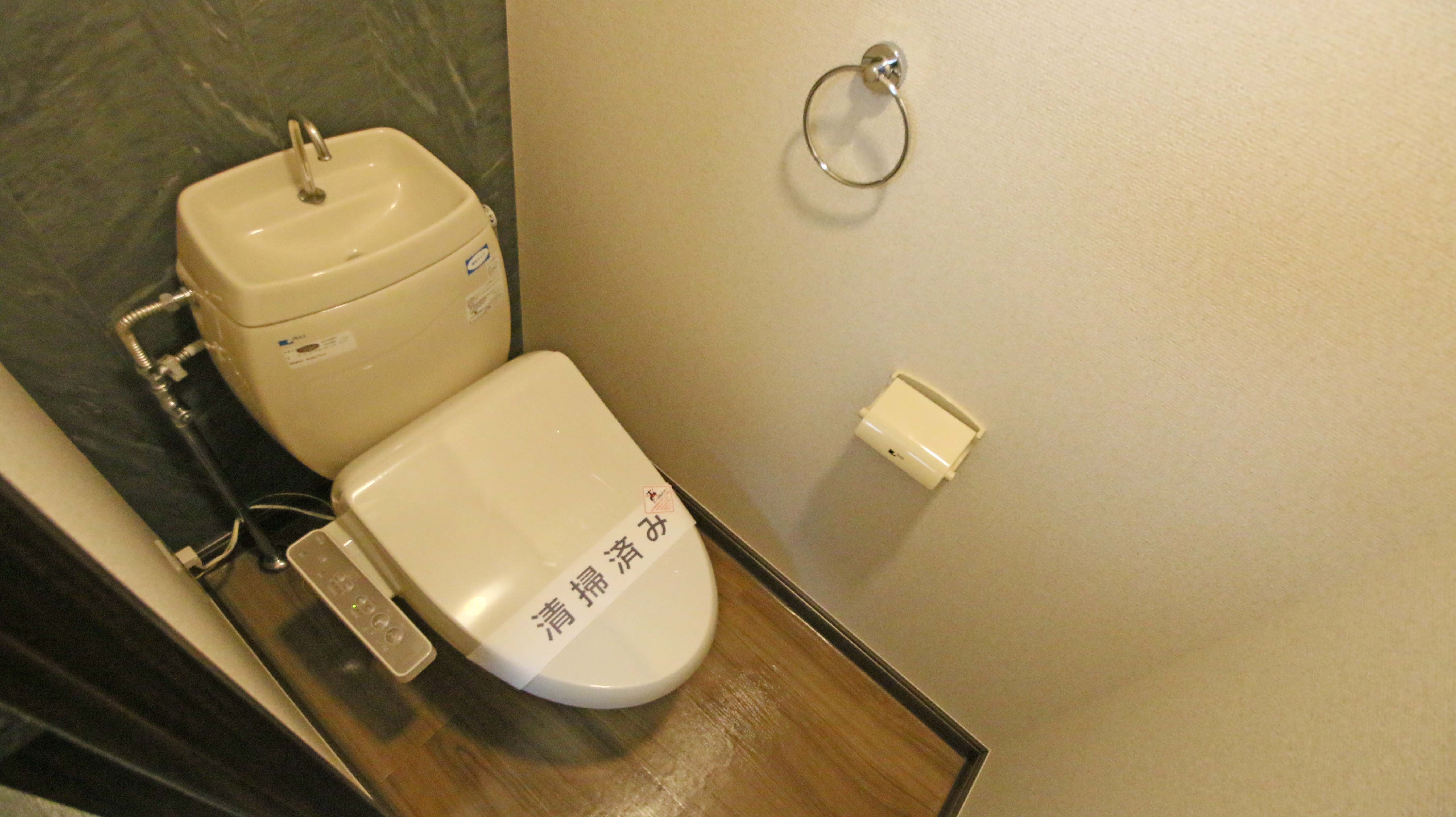 トイレ　温水洗浄便座付き