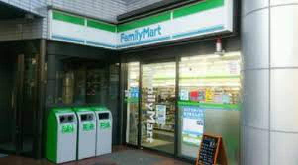 コンビニ　ファミリーマート 中野本町六丁目店（コンビニ）まで36m