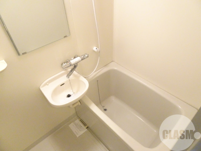 バス・シャワールーム　キレイにリフォームされています♪