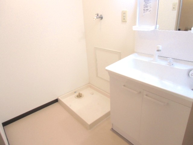 洗面設備　室内に洗濯機置き場と独立洗面台を完備です☆