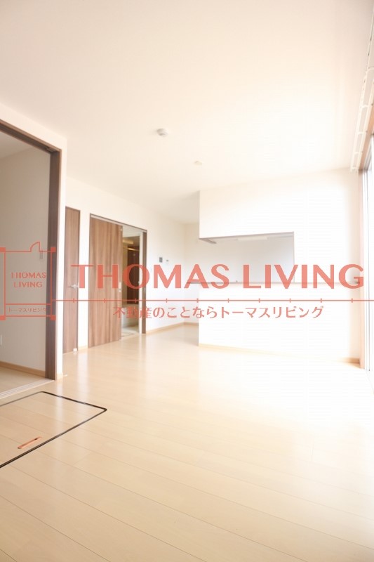 居室・リビング　明るい室内は大きな窓からよく光が入り、日中は電気が必要なさそ