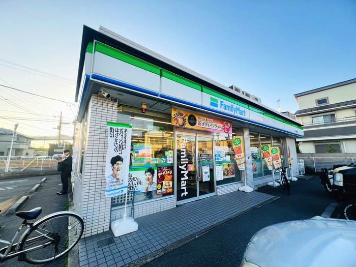 コンビニ　ファミリーマート（コンビニ）まで197m