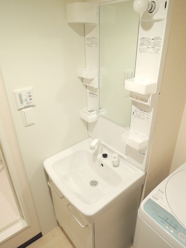 洗面設備　シャワー付き独立洗面台も設置されています♪