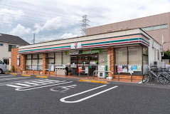 コンビニ　セブンイレブン 足立六町1丁目店（コンビニ）まで573m
