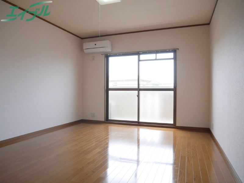 居室・リビング　同物件別室写真