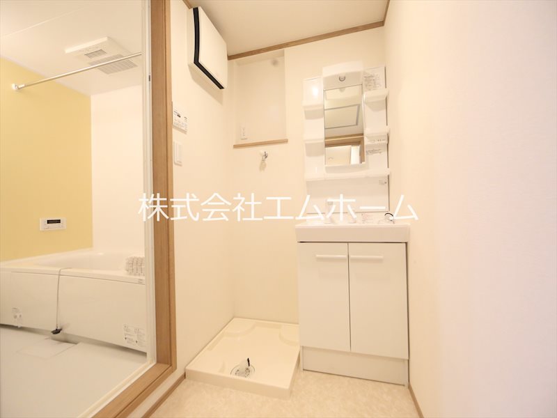 洗面設備　脱衣所　独立洗面台（シャンプードレッサー付）室内洗濯機置き場