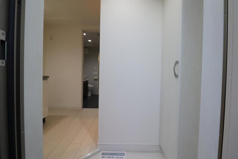 玄関　窓が多く、光と風に満ちたゆとりのプランニング。ゆったり間取り