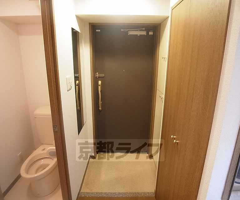 玄関　シューズボックスと姿見があります。