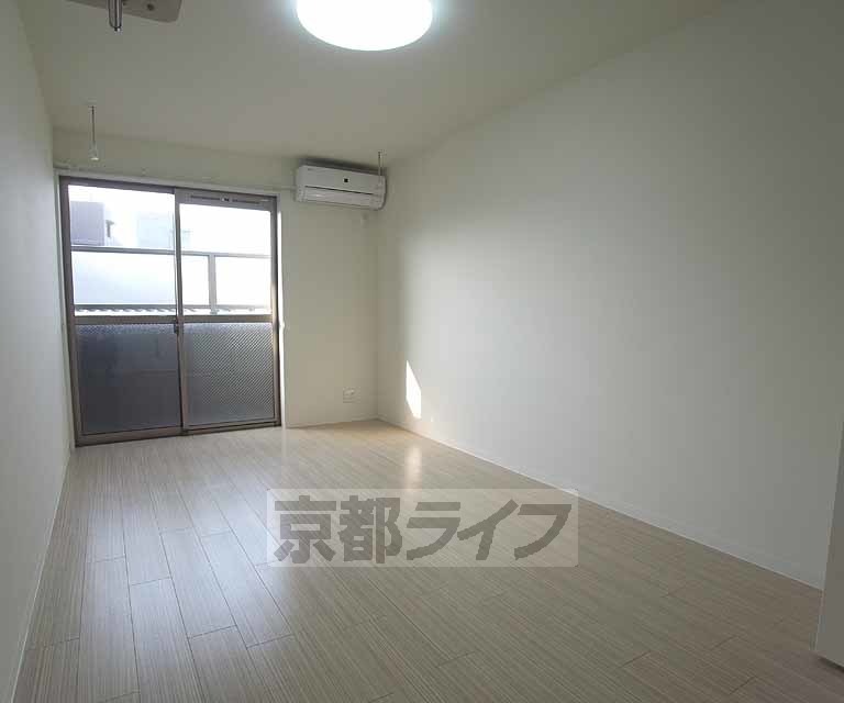 居室・リビング　お部屋８帖あります