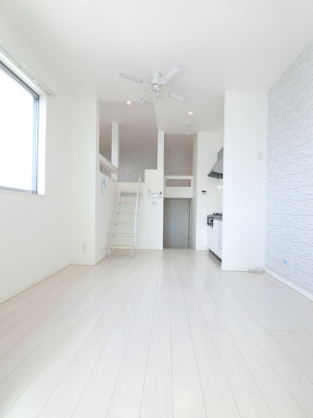 居室・リビング　小窓付きのリビング