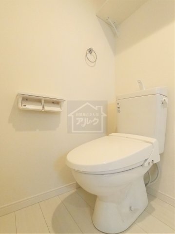 トイレ　落ち着いた色調のトイレです