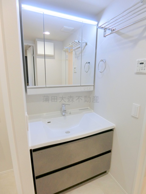 洗面設備　3面鏡の独立洗面台　洗面脱衣所