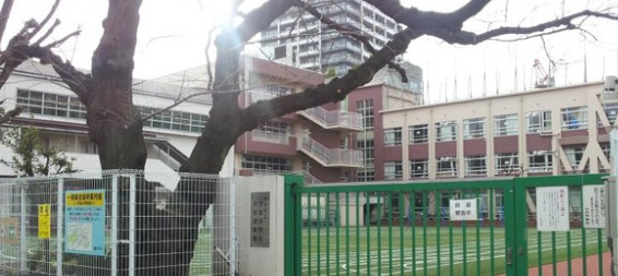 小学校　新宿区立市谷小学校（小学校）まで399m