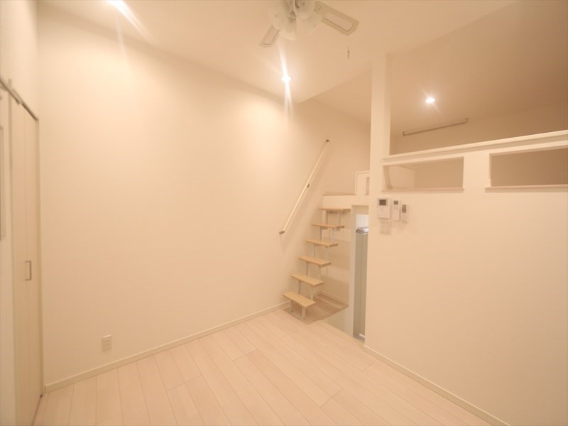 居室・リビング　洋室6帖　上階ロフト6.1帖（収納でもお部屋でも使えます）