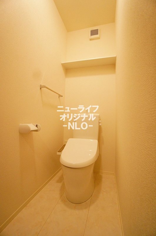 トイレ　※同タイプ102号室参照。現況を優先致します。