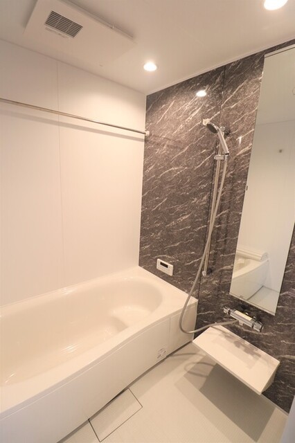 バス・シャワールーム　１０２　浴室