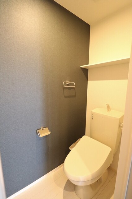 トイレ　１０２　温水洗浄便座付きトイレ