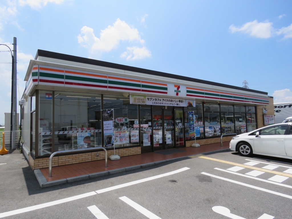 コンビニ　セブンイレブン　岡町（コンビニ）まで741m