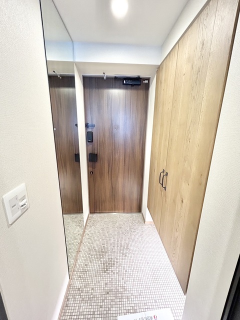 玄関　写真は同タイプ住居です。