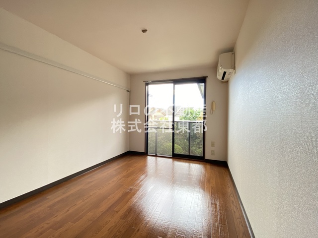 居室・リビング　南向きなので暖かな日差しが入りますね♪