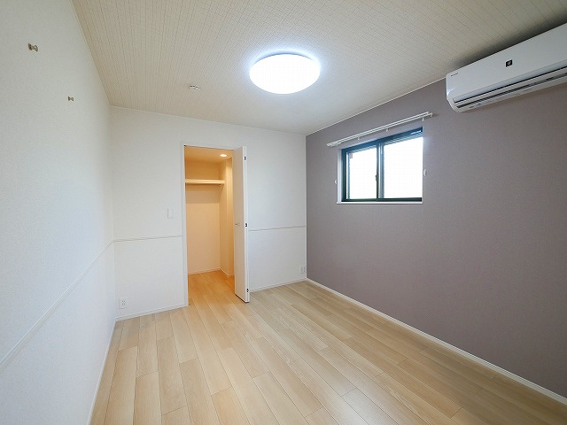 その他部屋・スペース　開放的な寝室です