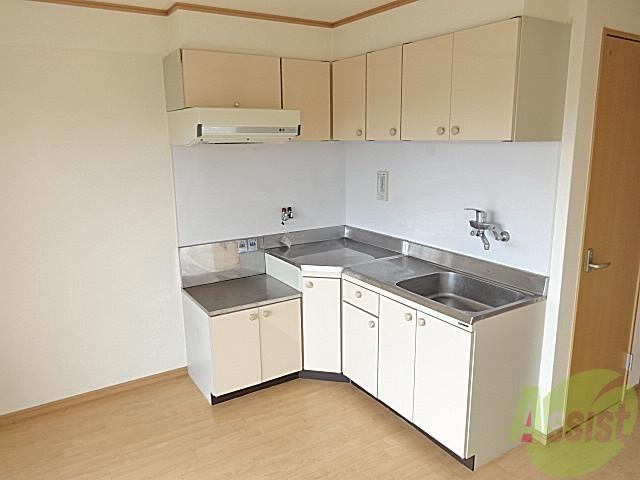 キッチン　Ｌ型のキッチンでお料理に便利です。収納棚も豊富です