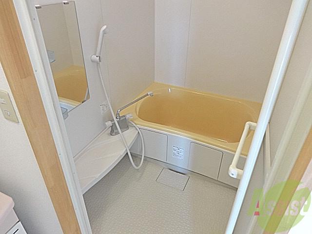 バス・シャワールーム　いい感じのお風呂が入ってます。ゆったりお湯に浸かれます