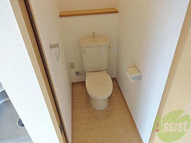 トイレ　後ろの棚が何かと便利です。ウォシュレットも取り付け可能です