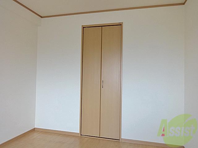 収納　洋室の収納です。後ろにあるリビングにつながってるんですよ