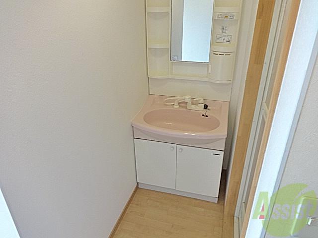 洗面設備　便利なシャワー付き洗面台。忙しい朝の強い味方です