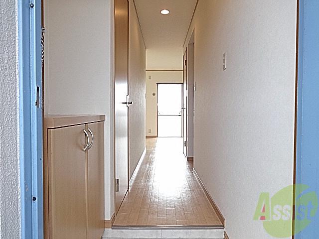 玄関　玄関を開けた瞬間から明るいです。気持ちいいですね