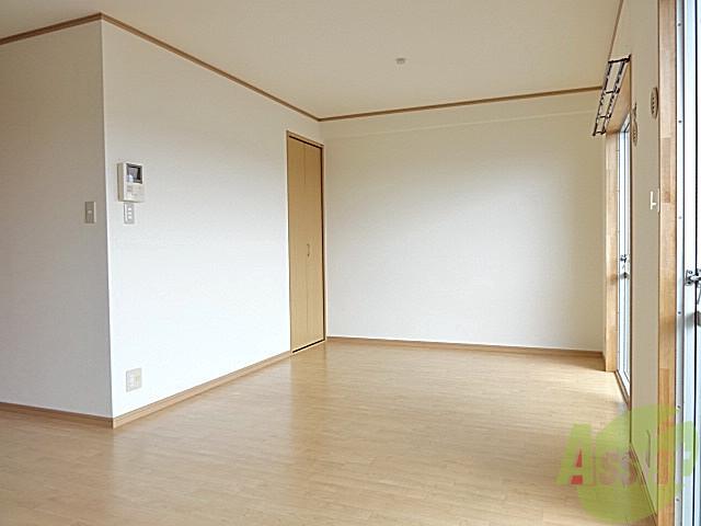 居室・リビング　リビングはゆったり１０帖。家具の配置も自由自在です