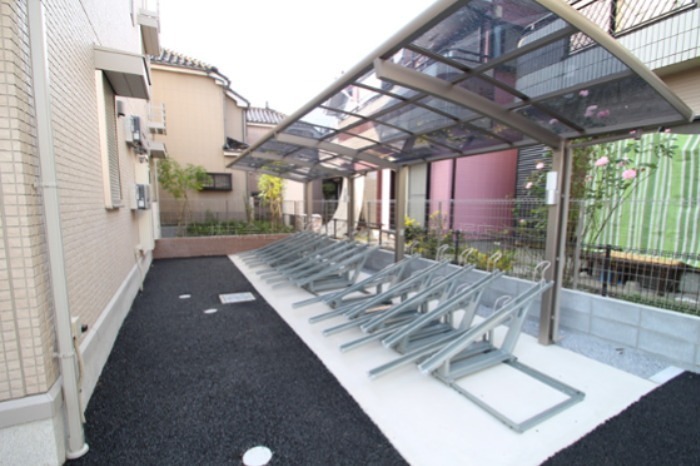 駐車場　屋根付きの駐輪場です