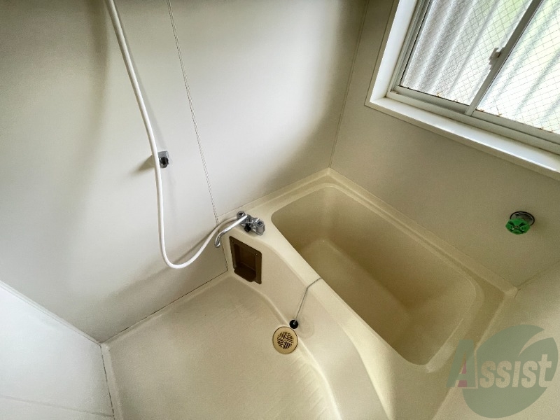 バス・シャワールーム　浴室はこちらになります。窓があり明るい印象です。