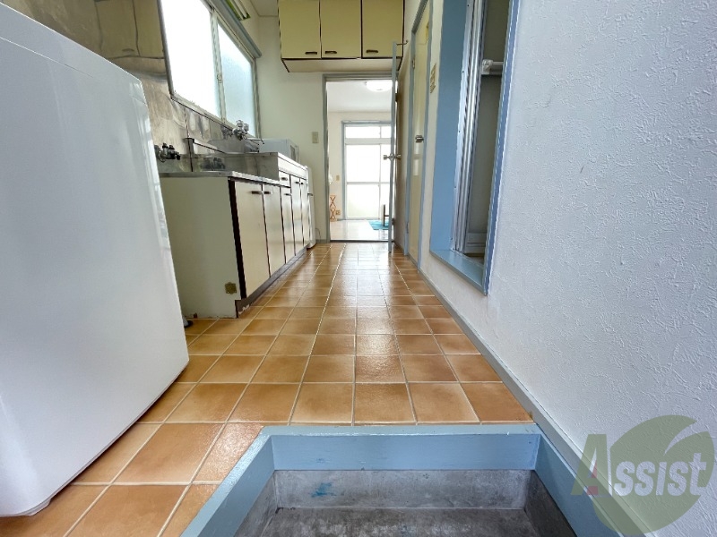 玄関　玄関からの様子を撮影しました。明るい印象ですね。