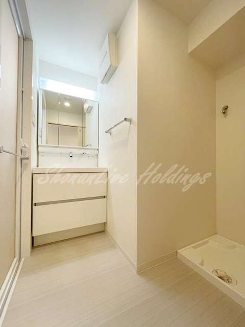 洗面設備　明るい洗面所です