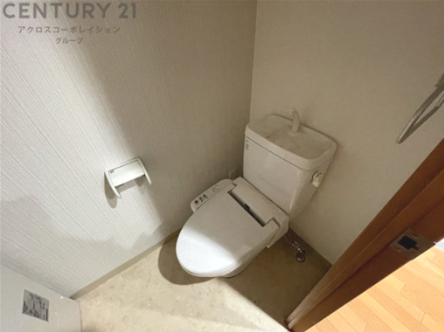 トイレ　温水洗浄便座付きで便利です！