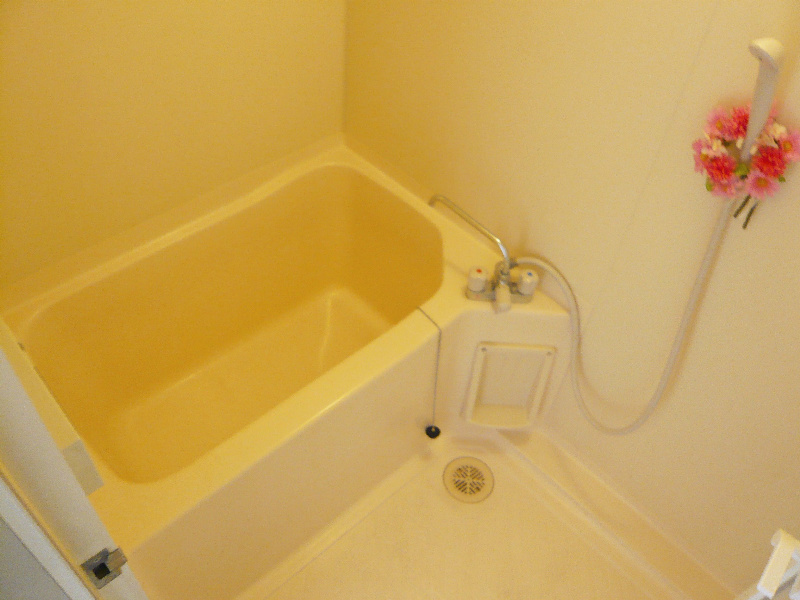 バス・シャワールーム　清潔感のあるお風呂です。