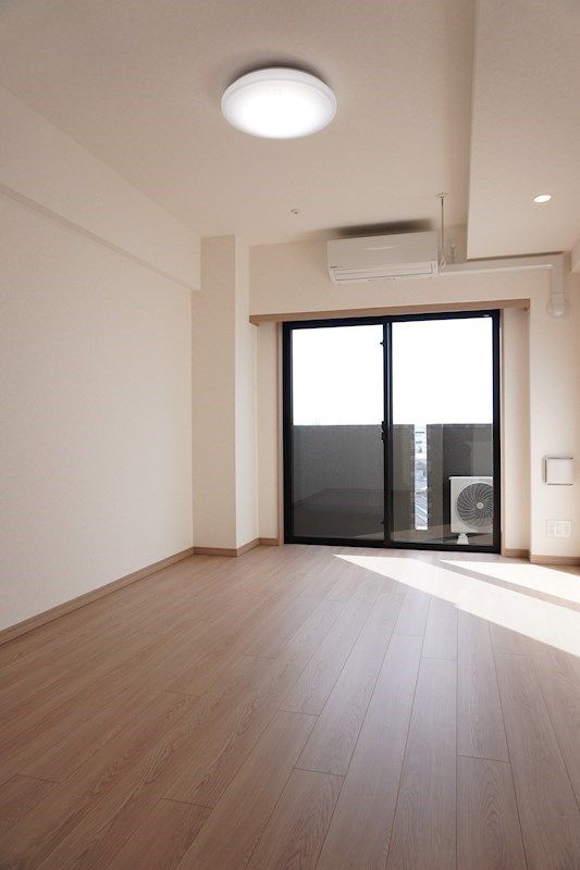 居室・リビング　落ち着いた色合いの床材を使用した居住空間です。