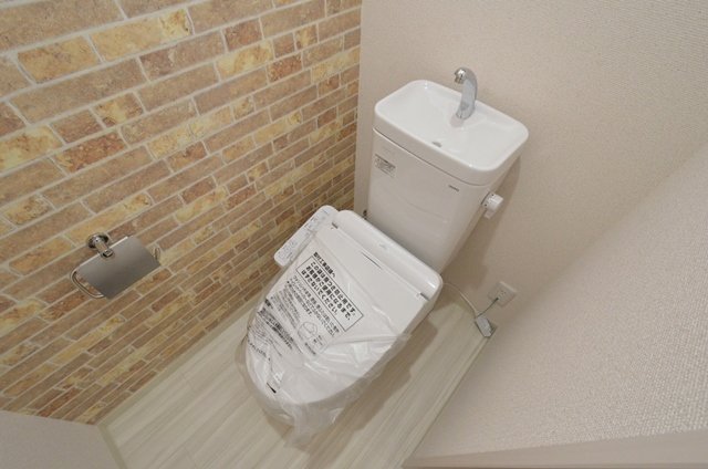 トイレ　温水洗浄便座付きのトイレです♪