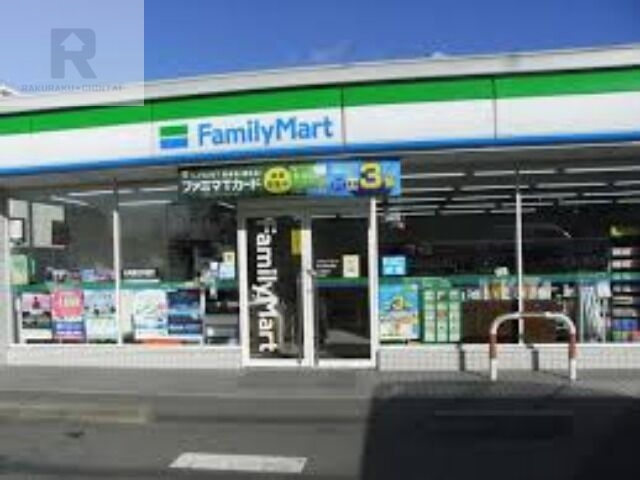 コンビニ　ファミリーマート東大阪箱殿町店（コンビニ）まで735m