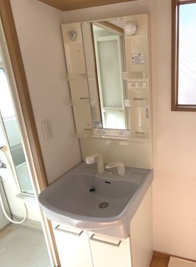 洗面設備　独立洗面化粧台が付いています
