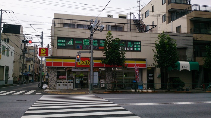 コンビニ　デイリーヤマザキ（コンビニ）まで300m