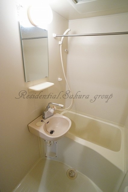 バス・シャワールーム　雨の日でも安心の浴室乾燥機付きです♪