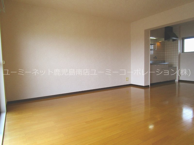 居室・リビング　※302号室の写真。現況と相違がある場合は、現況優先。