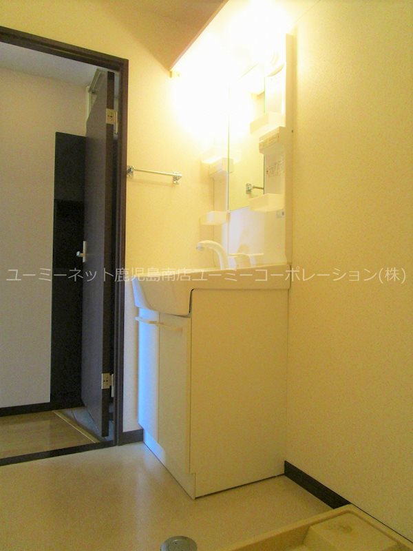 洗面設備　※302号室の写真。現況と相違がある場合は、現況優先。