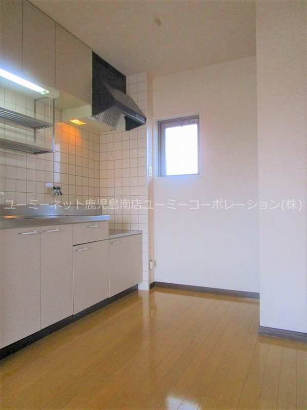 キッチン　※302号室の写真。現況と相違がある場合は、現況優先。