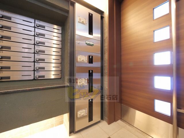 エントランス　留守中も荷物が受け取れて便利な宅配ＢＯＸ完備しています♪