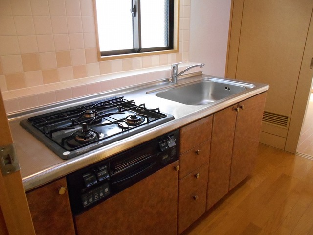 キッチン　※写真は101号室のものです