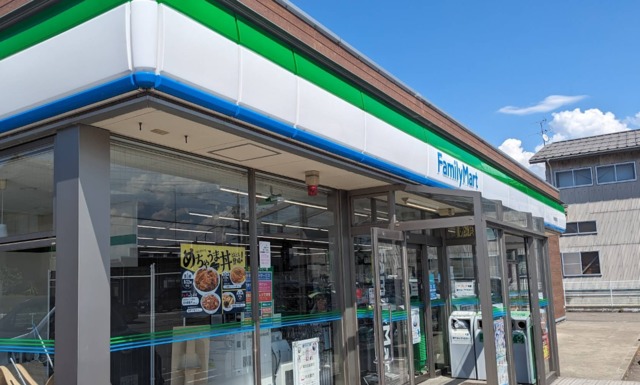 コンビニ　ファミリーマート柏崎城塚店（コンビニ）まで883m